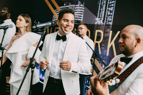 Не только на сцене: в каких форматах