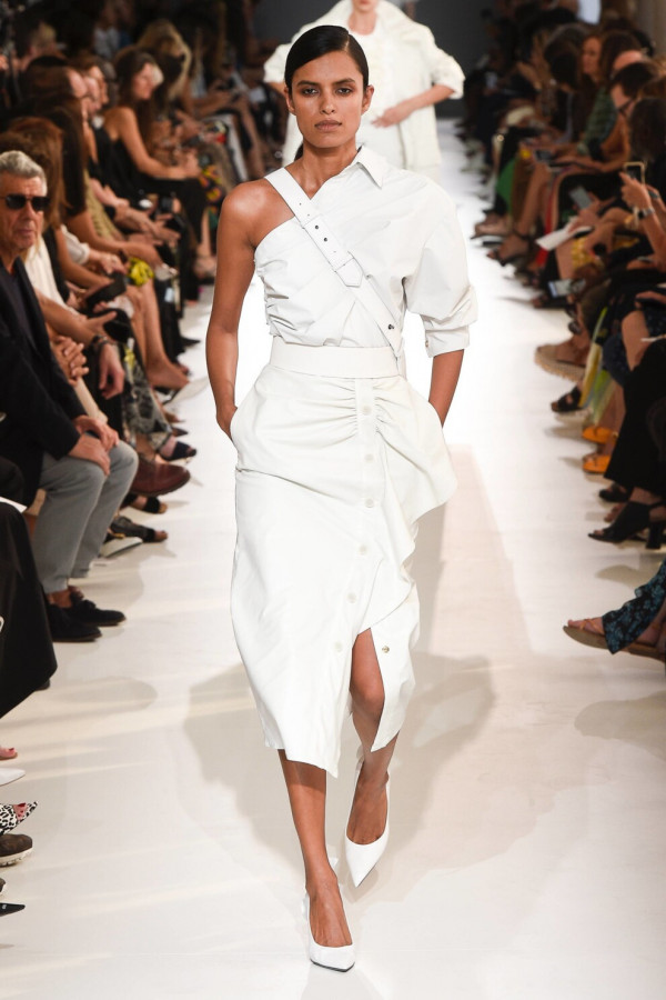 Платья на одно плечо — главный тренд