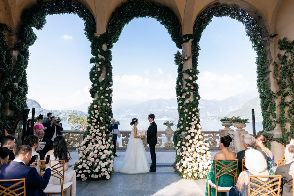 Свадебный ужин на берегу Комо в окружении