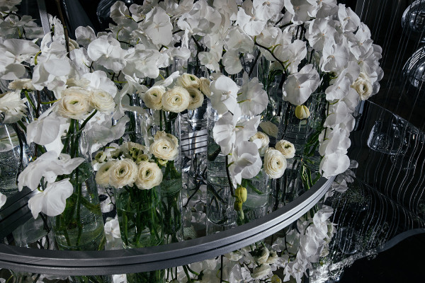 Серебристо-белая свадьба с воздушным декором