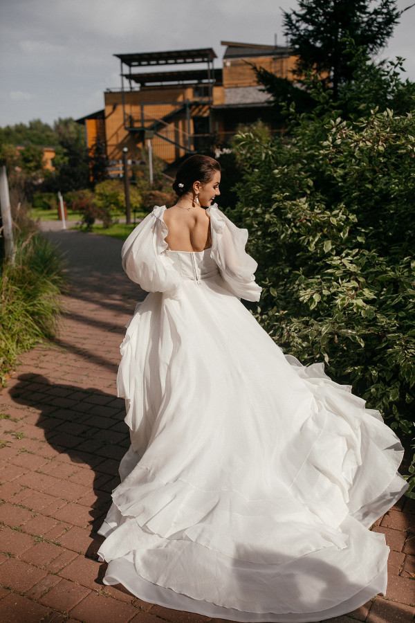 Летняя свадьба с утром невесты посреди озера