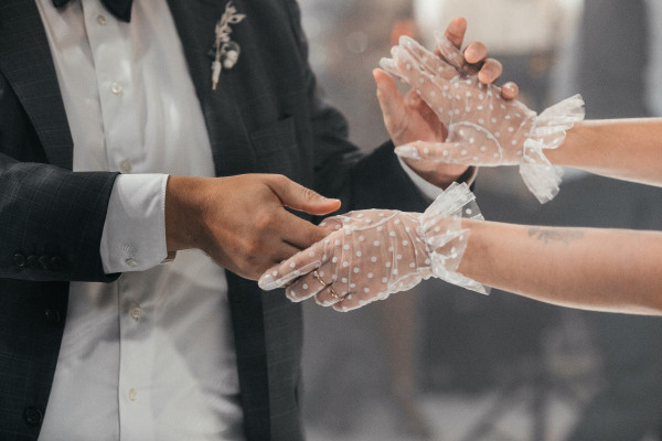 Летняя свадьба с утром невесты посреди озера