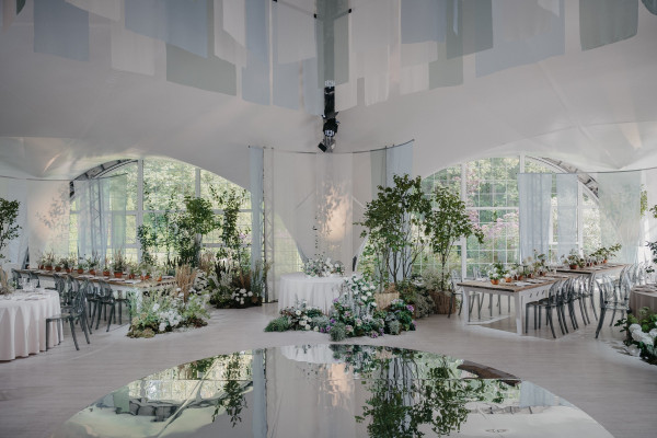 Летняя свадьба с утром невесты посреди озера