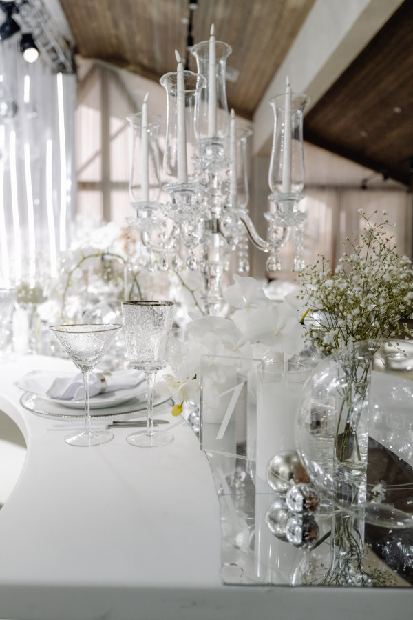 Серебристо-белая свадьба с воздушным декором