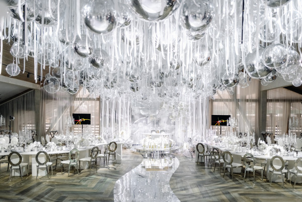 Серебристо-белая свадьба с воздушным декором