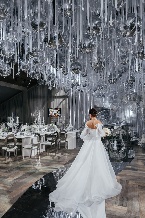 Серебристо-белая свадьба с воздушным декором