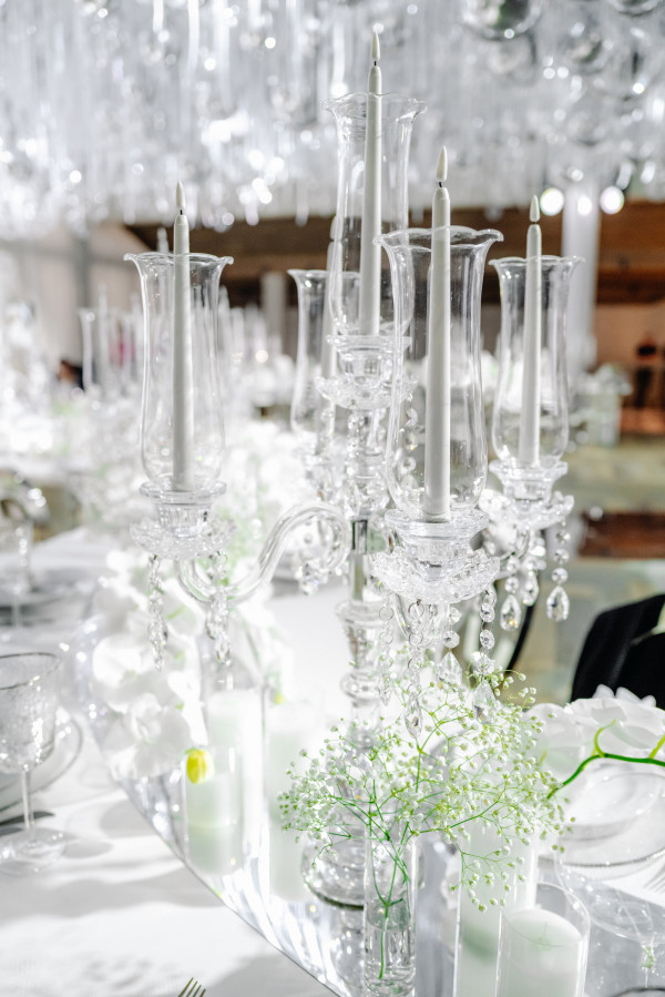 Серебристо-белая свадьба с воздушным декором