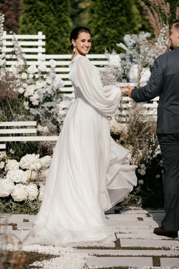 Летняя свадьба с утром невесты посреди озера