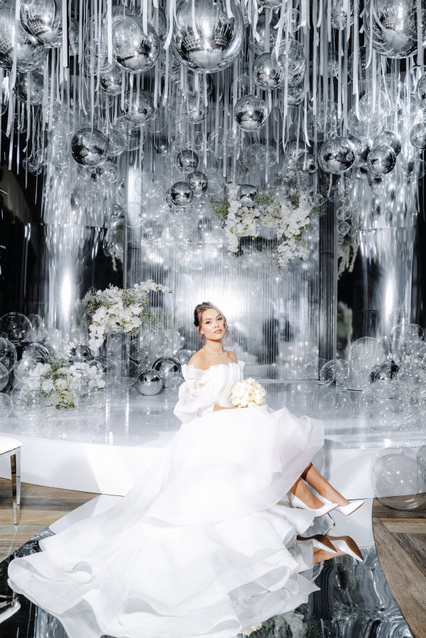 Серебристо-белая свадьба с воздушным декором