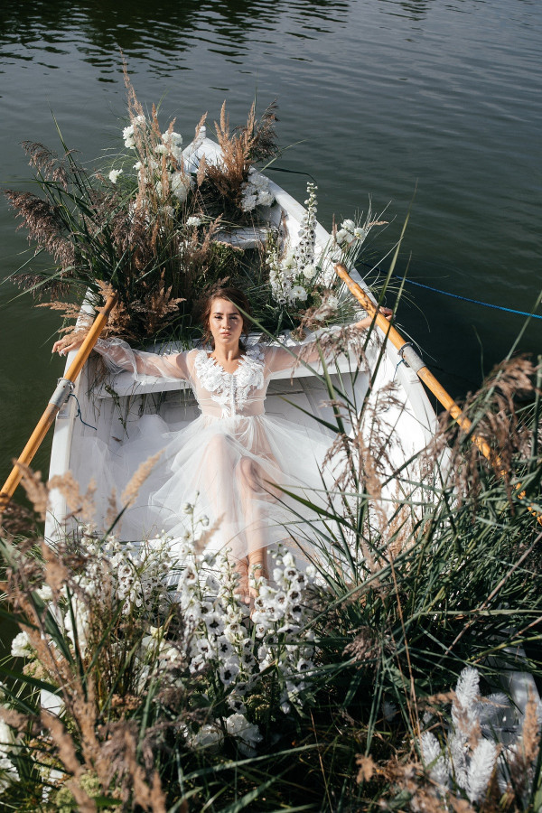 Летняя свадьба с утром невесты посреди озера