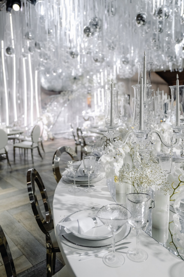 Серебристо-белая свадьба с воздушным декором