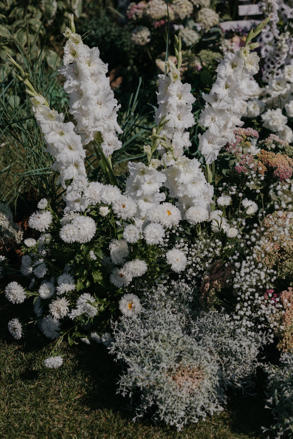 Летняя свадьба с утром невесты посреди озера