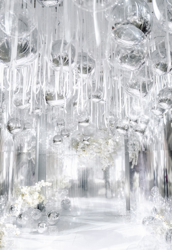 Серебристо-белая свадьба с воздушным декором