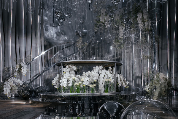 Серебристо-белая свадьба с воздушным декором