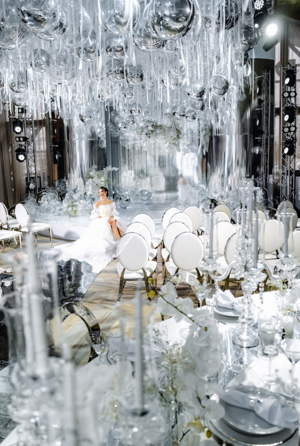 Серебристо-белая свадьба с воздушным декором