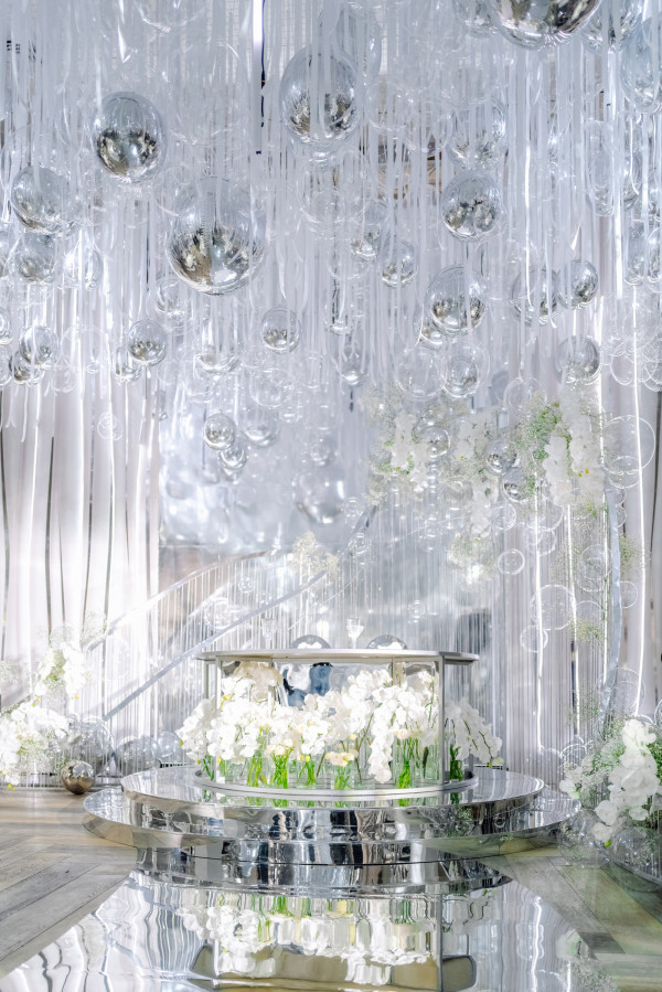 Серебристо-белая свадьба с воздушным декором