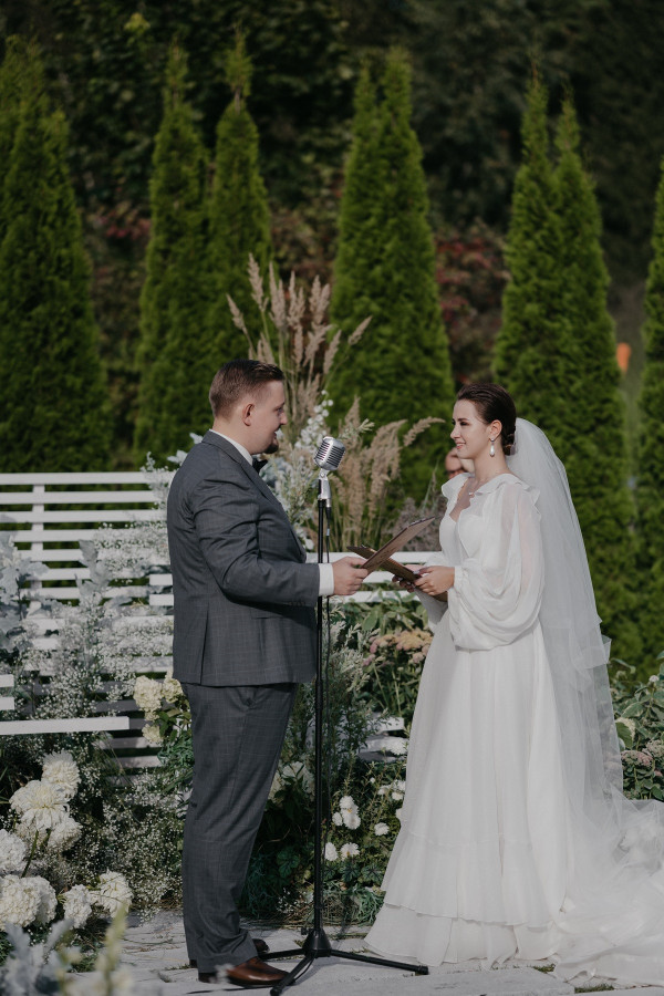 Летняя свадьба с утром невесты посреди озера