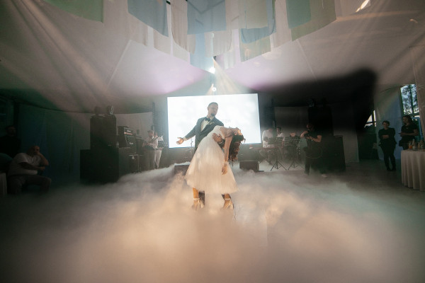 Летняя свадьба с утром невесты посреди озера