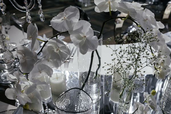 Серебристо-белая свадьба с воздушным декором