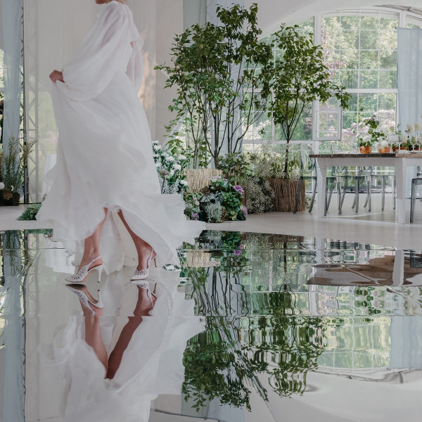 Летняя свадьба с утром невесты посреди озера