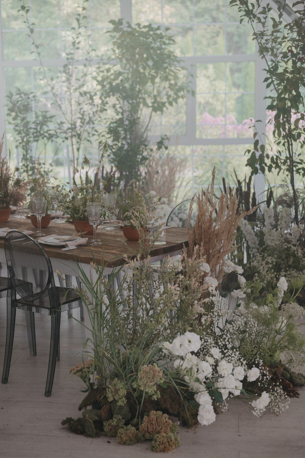 Летняя свадьба с утром невесты посреди озера