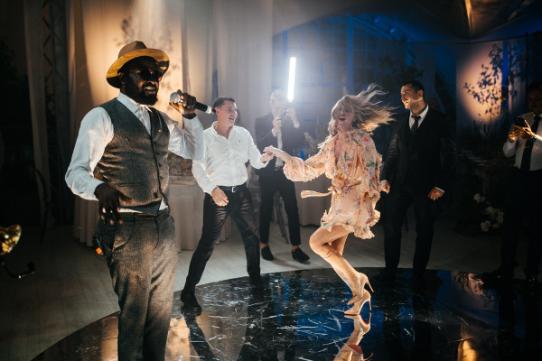 Летняя свадьба с утром невесты посреди озера