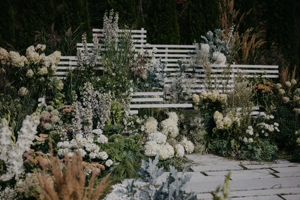 Летняя свадьба с утром невесты посреди озера