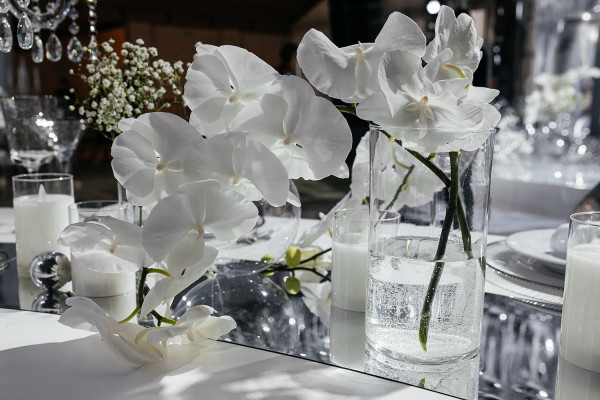 Серебристо-белая свадьба с воздушным декором