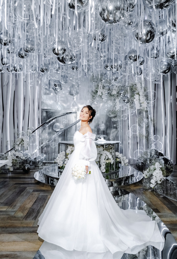 Серебристо-белая свадьба с воздушным декором