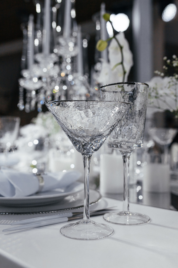 Серебристо-белая свадьба с воздушным декором