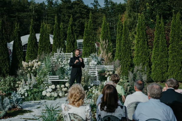 Летняя свадьба с утром невесты посреди озера