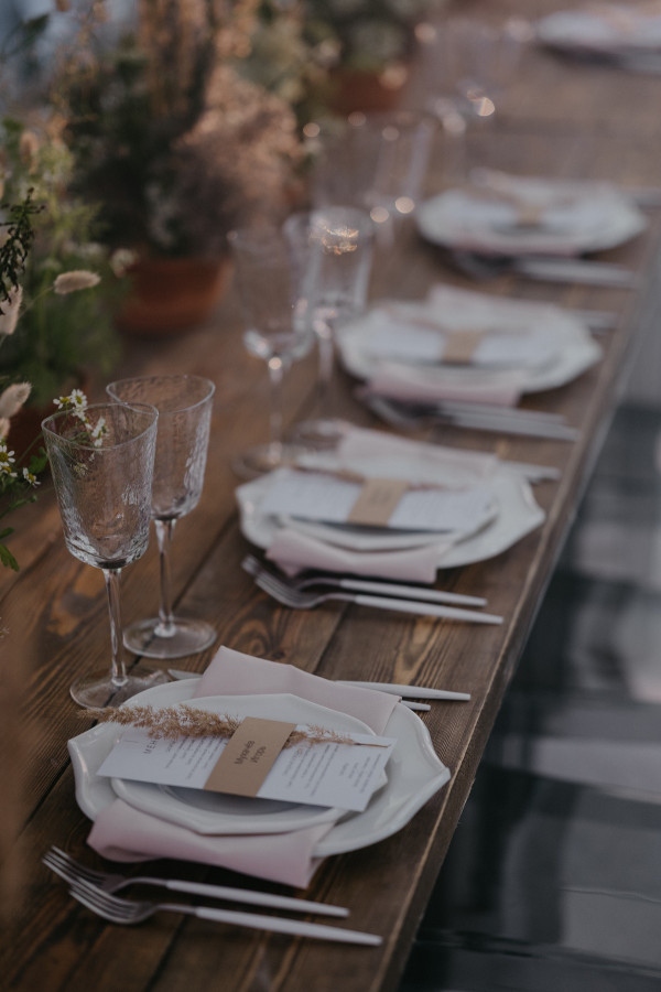 Летняя свадьба с утром невесты посреди озера