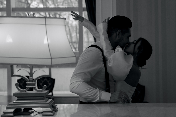 Творческий проект с лаконичным декором от свадебного