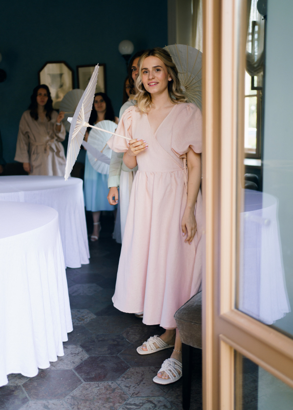 Свадьба в замке с бумажными зонтиками и