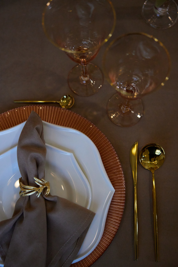 Творческий проект с лаконичным декором от свадебного