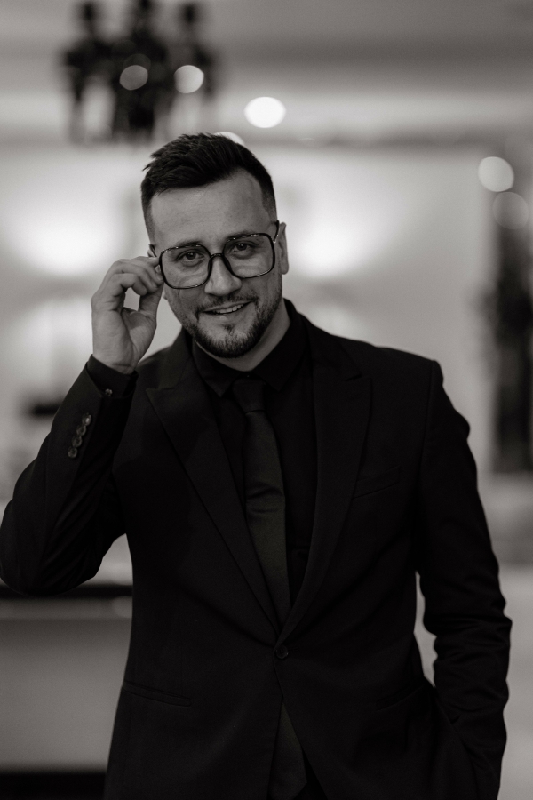 Ведущие Стас Зубков