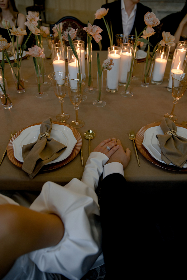 Творческий проект с лаконичным декором от свадебного