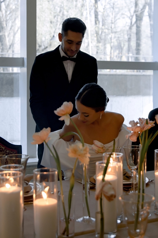 Творческий проект с лаконичным декором от свадебного