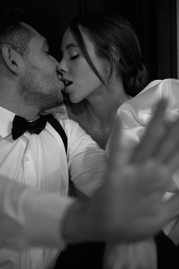 Творческий проект с лаконичным декором от свадебного