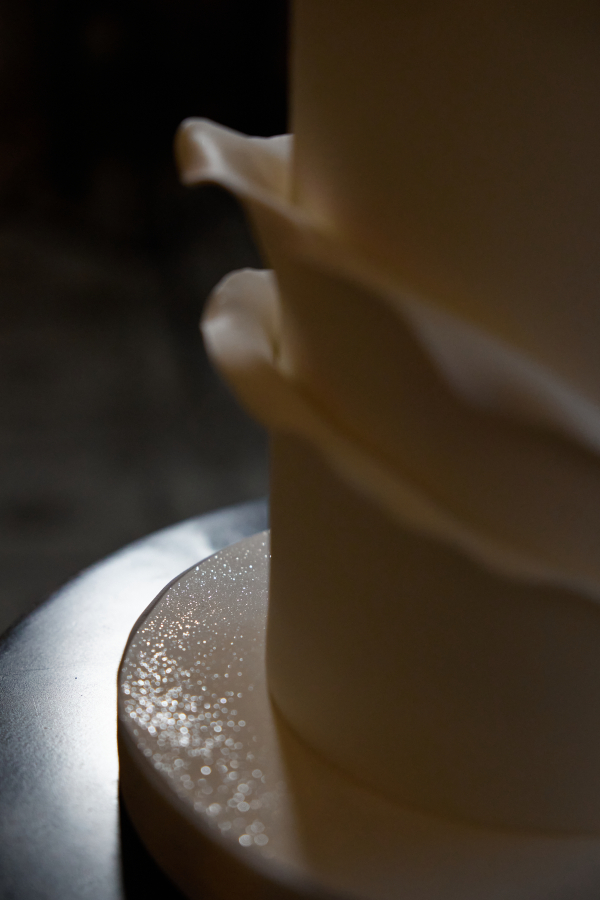 Творческий проект с лаконичным декором от свадебного