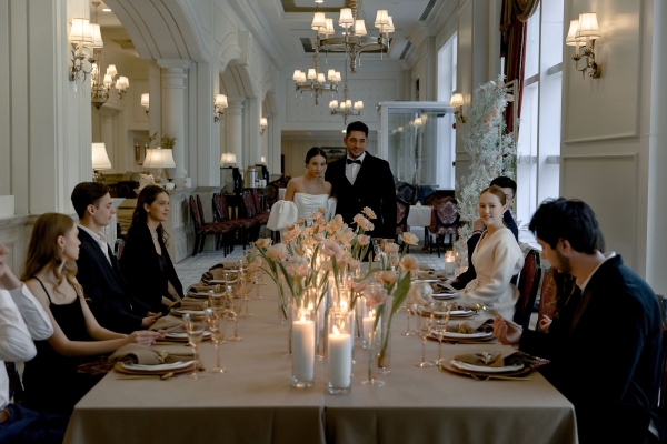 Творческий проект с лаконичным декором от свадебного