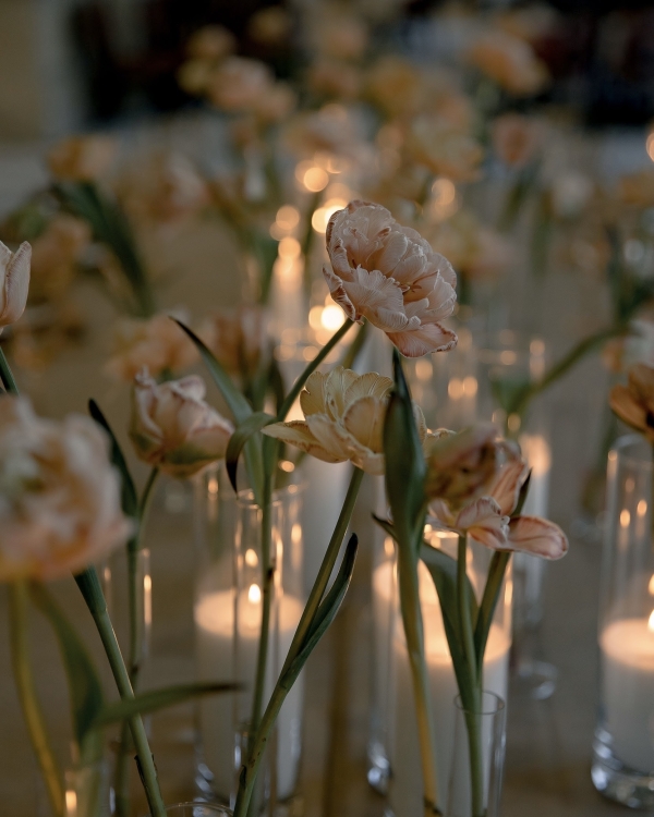 Творческий проект с лаконичным декором от свадебного