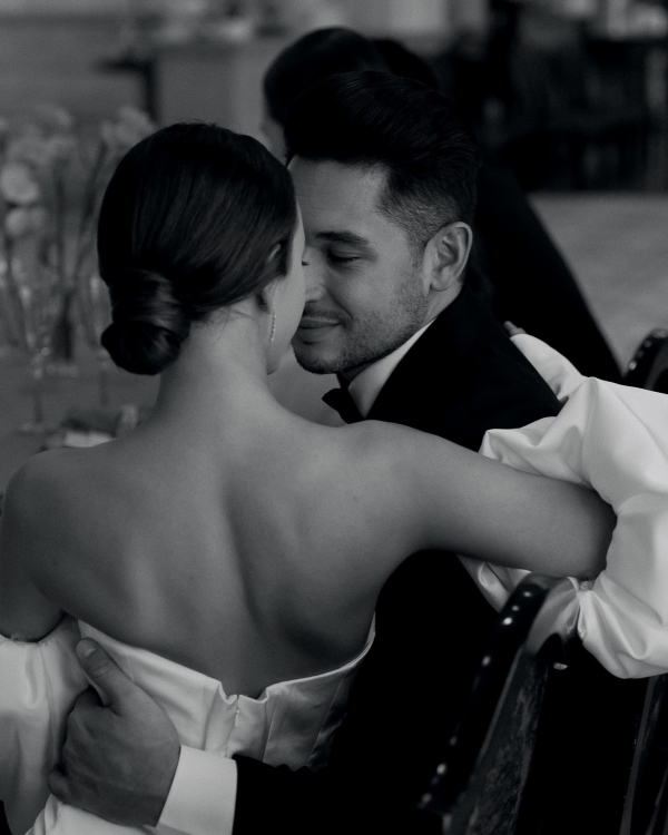 Творческий проект с лаконичным декором от свадебного