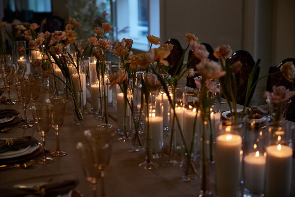 Творческий проект с лаконичным декором от свадебного