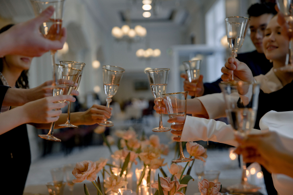 Творческий проект с лаконичным декором от свадебного