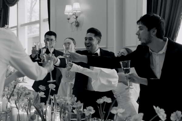 Творческий проект с лаконичным декором от свадебного