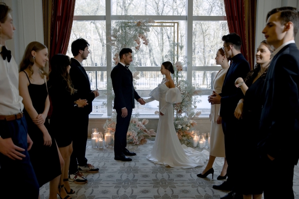 Творческий проект с лаконичным декором от свадебного