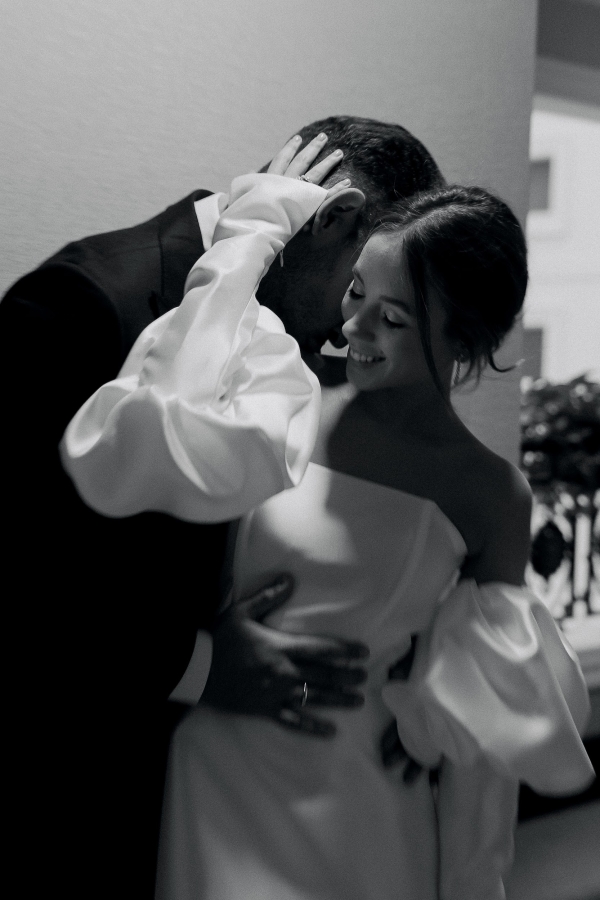 Творческий проект с лаконичным декором от свадебного