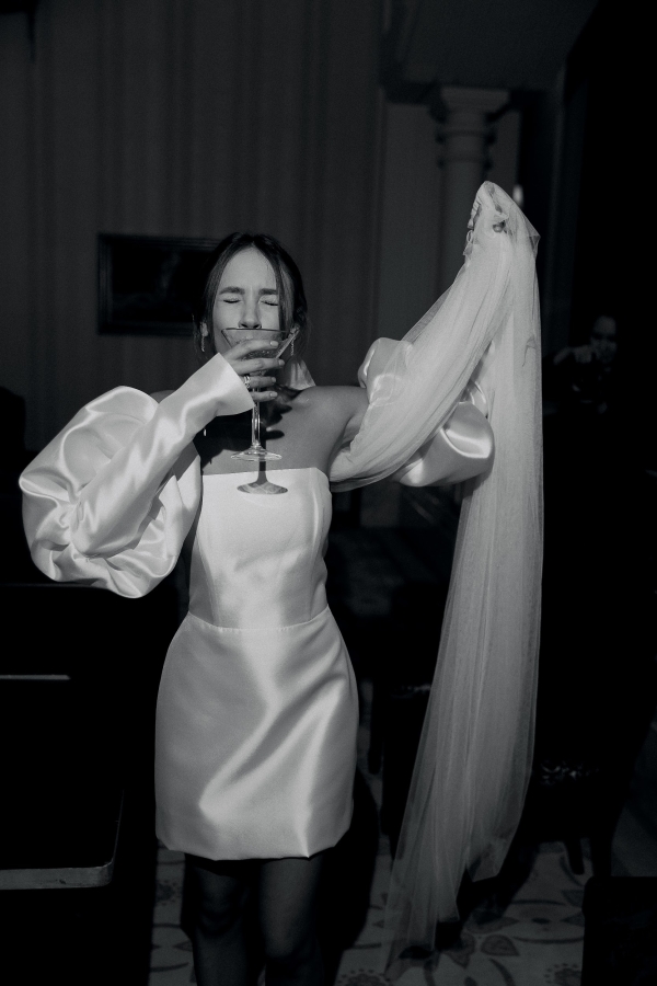 Творческий проект с лаконичным декором от свадебного