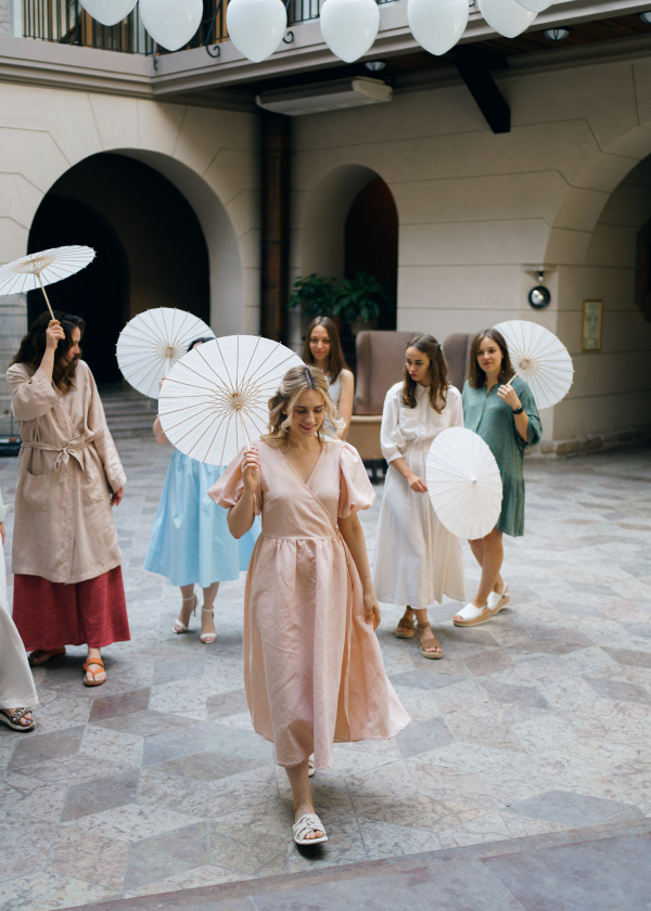 Свадьба в замке с бумажными зонтиками и